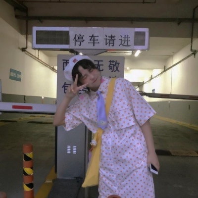 女子骑车未戴头盔被“小交警”喊话